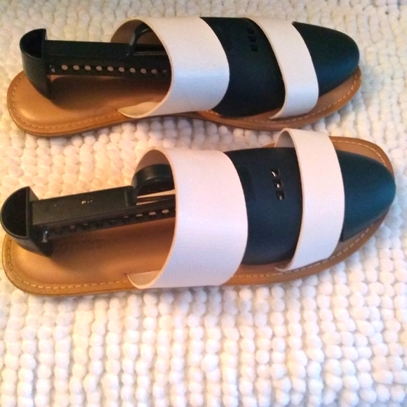 Old Navy flip flop sandals white - Picture 2 of 6